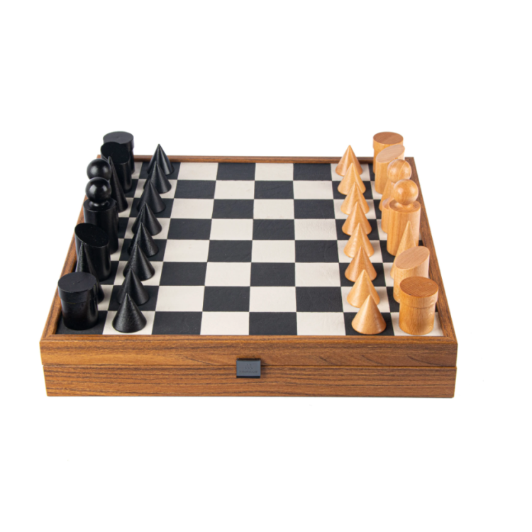 BLACK AND WHITE BAUHAUS STYLE CHESS GAME