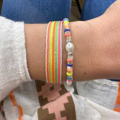 BRACELET EN NACRE ET PERLES DE VYNILE AVEC DÉTAILS EN ARGENT