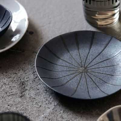 ASSIETTE SUNS EN GRÈS MARRON FONÇÉ ET MOTIF RAYÉ 2