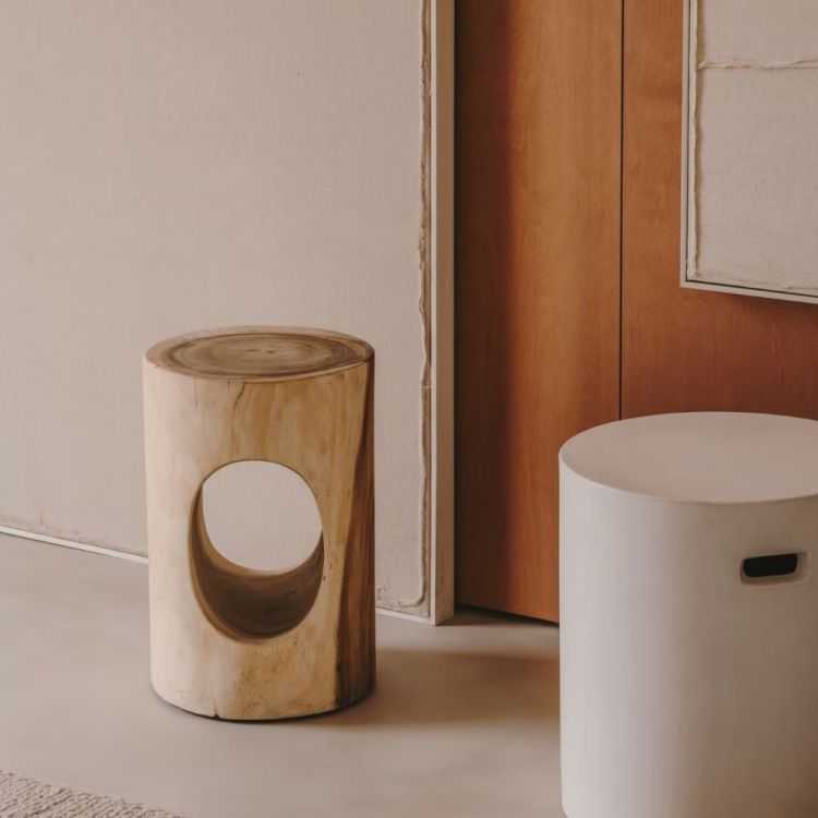 TABLE D APPOINT HALKER EN BOIS DE MUNGUR MASSIF DIAM30 CM