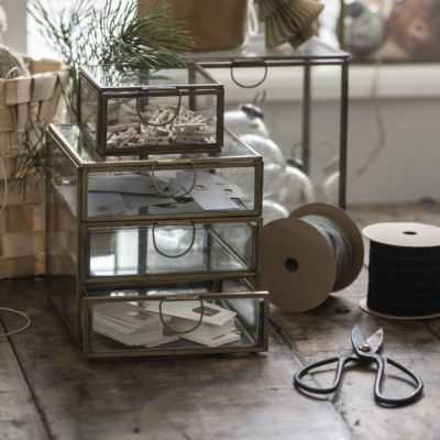 COMMODE AVEC TROIS TIROIRS ET COUVERCLE 2