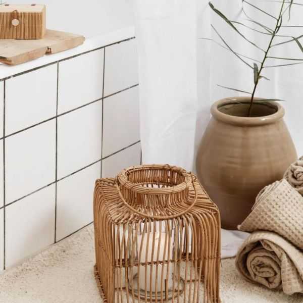 BOUGEOIR CARRE EN ROTIN AVEC INSERT EN VERRE