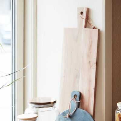 PLANCHE A TAPAS AVEC POIGNEE EN BOIS ET FICELLE EN CUIR 2