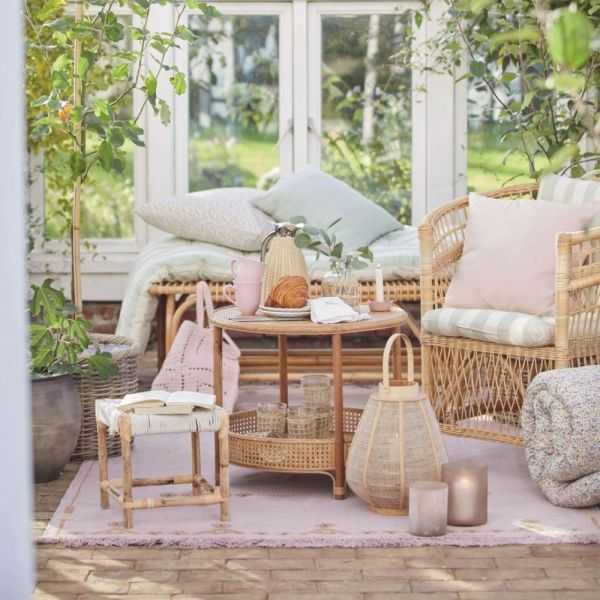 TAPIS AVEC BRODERIE ROSE CLAIR