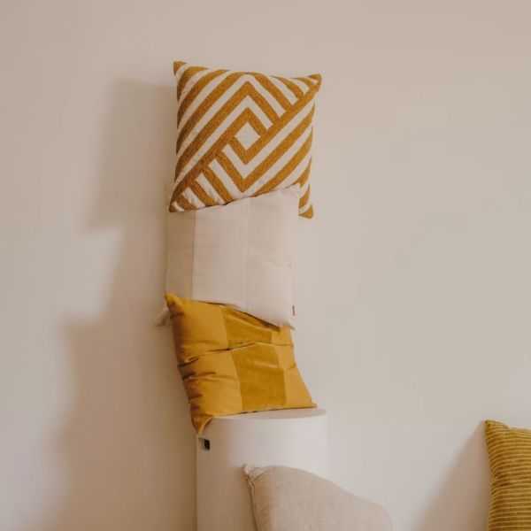 HOUSSE DE COUSSIN MIHAI EN CHENILLE MOUTARDE 45 X 45 CM