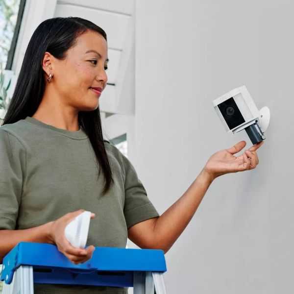 CAMERA POUR EXTERIEUR SPOTLIGHT CAM PLUS AVEC BATTERIE NOIR