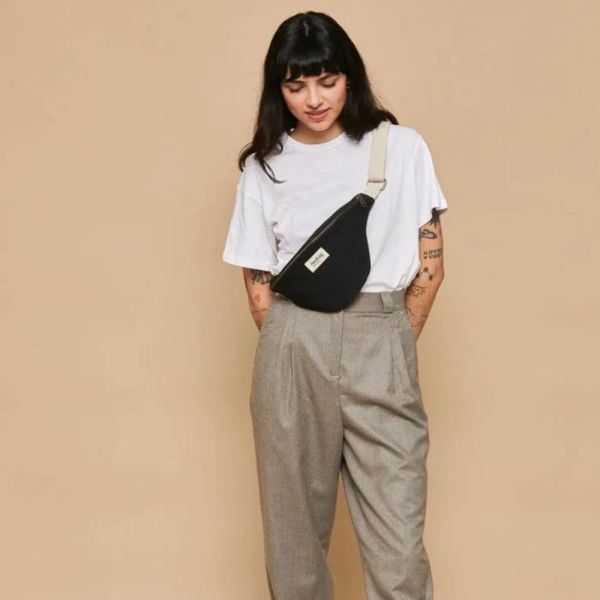 BLACK OLIVIA BELT BAG