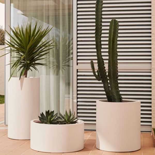 CACHE-POT AIGUABLAVA EN CIMENT BLANC D 42 CM