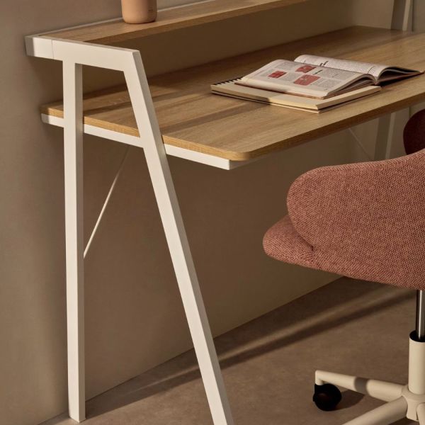 MESA AARHUS EM MELAMINA DE ACABAMENTO NATURAL E PERNAS DE AÇO BRANCO